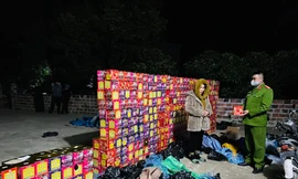 Đối tượng Huệ và tang vật. 