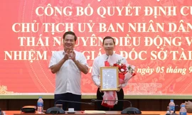 Ông Mai Trọng Tấn nhận quyết định bổ nhiệm. 