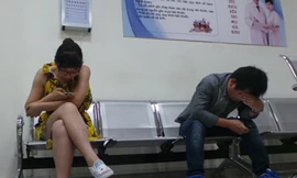 Bác sĩ ‘chui’ chạy tán loạn trong phòng khám