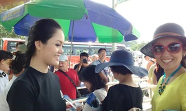 Á hậu Hoàng Anh đi phát tờ rơi ở bến tàu