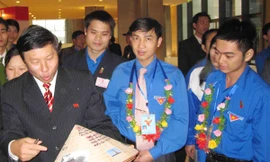 Ngọc Duyến (thứ 2 từ phải qua)