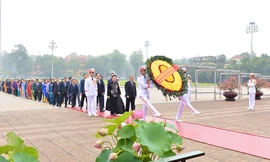 Các đại biểu Quốc hội vào Lăng viếng Chủ tịch Hồ Chí Minh