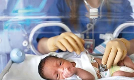 Trẻ có dấu hiệu tím tái, chậm tăng cân, tình trạng viêm phổi tái diễn liên tục cha mẹ nên đưa con đến BV để được thăm khám và điều trị kịp thời. Ảnh minh hoạ: Internet