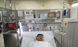 Bệnh nhân ngộ độc rượu đang cấp cứu tại Trung tâm Chống độc, BV Bạch Mai