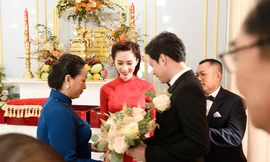 Hoa Hậu Thu Thảo mặc áo dài đỏ rực rỡ trong lễ rước dâu sáng nay 6.10