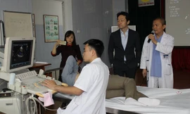 Các BS Trung tâm tim mạch BV E siêu âm kiểm tra sức khoẻ cho bệnh nhân đầu tiên được tái tạo van động mạch chủ bằng màng tim tự thân