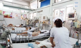 Tiến sĩ, bác sĩ Tạ Anh Tuấn-Trưởng khoa Hồi sức cấp cứu (HSCC)Bệnh viện Nhi Trung ương cho biết, khi vào viện, do tình trạng nguy kịch, bé H được chuyển thẳng đến khoa HSCC. Ảnh minh hoạ: Internet