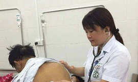 TS.BS Đoàn Thu Trà - Trưởng Phòng Nhiễm khuẩn tổng hợp, Phó khoa Truyền nhiễm, Bệnh viện Bạch Mai đang khám cho bệnh nhân bị nhiễm sán lá gan