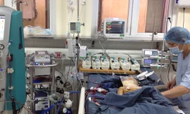 Bác sĩ Tuấn kiểm tra sức khỏe của bệnh nhi.