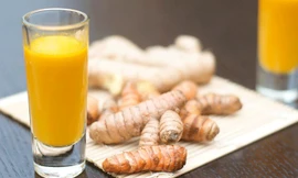 Uống tinh bột nghệ không đúng cách có thể gây tắc ruột. Ảnh minh hoạ: Internet