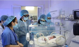 Bộ trưởng Bộ Y tế Nguyễn Thị Kim Tiến thăm bệnh nhi sơ sinh điều trị tại BV Sản - Nhi Bắc Ninh