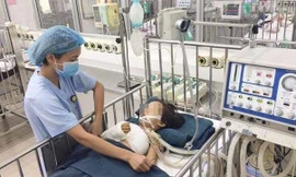 Bé A đang được chăm sóc tại BV Nhi TƯ sau phẫu thuật