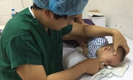 BS Xương hướng dẫn cách rửa mũi cho trẻ