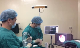 BS Liên cùng các cộng sự tiến hành phẫu thuật u tuyến yên cho bệnh nhân B. Ảnh: BSCC