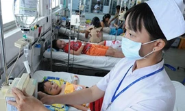 Điều trị cho bệnh nhi tại BV. Ảnh minh hoạ: Internet