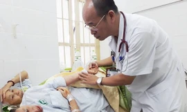 Thăm khám cho thai phụ mắc SXH tại Bệnh viện Bạch Mai