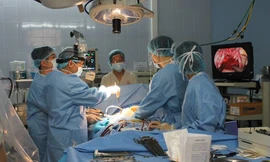 GS.TS Lê Ngọc Thành thực hiện nội soi vá thông liên nhĩ toàn bộ tại Trung tâm tim mạch BV E. Ảnh: TX