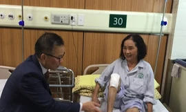 GS Ton Tran thăm khám cho BN Đào Thị Thắng trước khi phẫu thuật