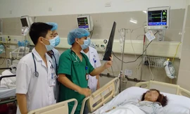 Các BS đang kiểm tra sức khỏe cho bệnh nhân NTL