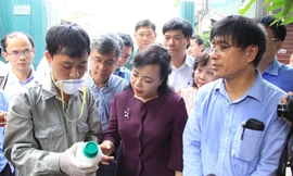 Sáng 20/8, Bộ trưởng Bộ Y tế đi thị sát công tác phòng chống dịch SXH tại phường Thụy Khuê, Hà Nội. 