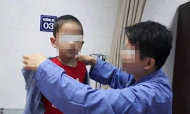 Một bệnh nhi điều trị sùi mào gà tại BV Da liễu Trung ương sau khi sắt bao quy đầu tại phòng khám bà Hiền.