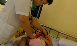 Khám cho trẻ bị sốt xuất huyết tại BV E Trung ương