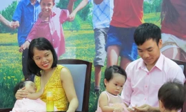 Vợ chồng anh Hảo, chị Nhung với niềm hạnh phúc được làm cha mẹ của cô con gái song sinh Bảo Ngọc- Thảo Chi