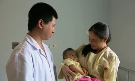 Bác sĩ Cao Việt Tùng thăm hỏi sức khoẻ bé N.M.N