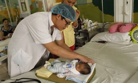 Cháu bé may mắn được các bác sĩ phẫu thuật đảo gốc động mạch thành công là Bùi Nguyễn Hải Anh (26 ngày tuổi) – con chị Nguyễn Thị Huyền (31 tuổi, ở Liên Chiểu, Đà Nẵng. Ảnh: BV E cung cấp