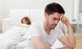 Khi thấy tinh dịch có lẫn máu, nam giới nên đến cơ sở y tế để được các bác sĩ khám và điều trị kịp thời. Ảnh minh họa: Internet