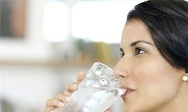 Uống nước đá còn là một trong những nguyên nhân chủ yếu gây ra nhiều bệnh như: viêm mũi dị ứng, thấp khớp, huyết áp…Ảnh minh hoạ: Internet