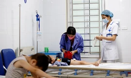 Bệnh nhi sùi mào gà đang được điều trị tại BV Da liễu TƯ. Ảnh: Như Ý