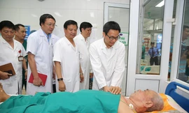 PTT Vũ Đức Đam thăm hỏi bệnh nhân mắc SXH tại BV Bệnh nhiệt đới TƯ