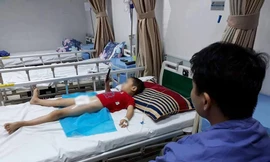 Bệnh nhi ở Hưng Yên bị sùi mào gà đang được điều trị tại BV Da liễu TƯ