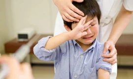 Theo Th.sĩ - BS Phạm Đình Tuần, Bệnh viện Bộ Nông nghiệp, đây là phương pháp không đau, đơn giản, hiệu quả., tránh được lây nhiễm mà các bậc cha mẹ có thể tự làm cho con mình mà không cần phải có sự can thiệp của bác sĩ. Ảnh minh hoạ: Internet