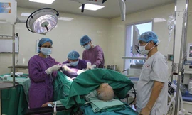 Các bác sĩ khoa Phẫu thuật thận tiết niệu và nam học (Bệnh viện E) vừa mổ cắt nội soi u phì đại tuyến tiền liệt cho một bệnh nhân nam 104 tuổi ở Hưng Yên. Ảnh: BV E cung cấp
