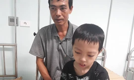 Bố con bé Tiến đang được điều trị tại Viện Huyết học và Truyền máu TƯ. Ảnh: LN