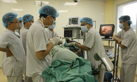 Các BS BV E đang tiến hành phẫu thuật cứu bệnh nhân nữ bị hóc xương gà. Ảnh: BV E cung cấp