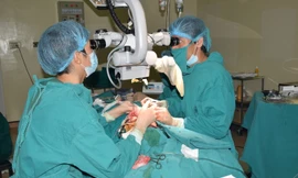 Các bác sĩ chuyên ngành ung thư và phẫu thuật tạo hình của Bệnh viện K đang phẫu thuật tạo hình thành công 1/2 lưỡi và sàn miệng bằng vạt đùi trước ngoài vi phẫu cho bệnh nhân D