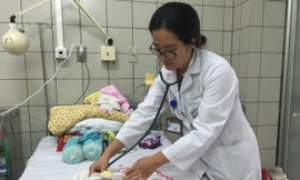  BS Lan Anh kiểm tra sức khỏe cho cháu Nguyễn Hùng C. trước khi xuất viện về nhà. Ảnh: Mai Thanh