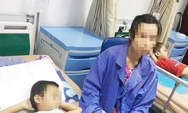 Chăm sóc cho bệnh nhi bị sùi mào gà đang điều trị tại Bệnh viện Da liễu Trung ương