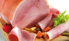 Người bị bệnh vảy nến nên kiêng ăn thực phẩm chế biến sẵn như thịt nguội, xúc xích. Ảnh minh hoạ: Internet