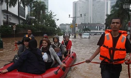 Toàn thủ đô Jakarta ngập trong nước