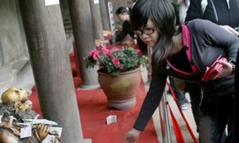 Tiền lẻ 'tấn công' Văn Miếu