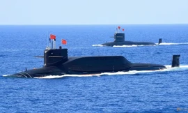 Tàu ngầm tên lửa đạn đạo lớp Jin Type 094A chạy bằng năng lượng hạt nhân của Hải quân Trung Quốc nổi lên trong cuộc tập trận năm 2018. (Ảnh: Reuters)