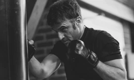 Tổng thống Pháp gây xôn xao với bộ ảnh đấm bốc