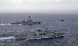 Tàu khu trục tên lửa dẫn đường USS Chung-Hoon của Hải quân Mỹ cùng tàu khu trục HMCS Montreal của Hải quân Hoàng gia Canada trong hoạt động phối hợp ở châu Á tháng 5/2023. (Ảnh: Reuters)
