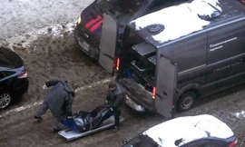 Hai người đàn ông đưa thi thể tướng Igor Kirillov lên xe buýt sau khi ông và phụ tá thiệt mạng trong vụ đánh bom ở Mátxcơva ngày 17/12. (Ảnh: AP)