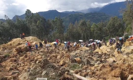 Trận lở đất chôn vùi hàng trăm ngôi nhà ở Papua New Guinea. (Ảnh: Reuters)