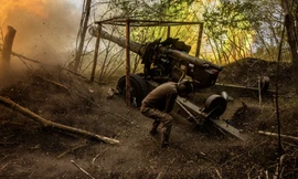 Một đội pháo binh Ukraine bắn vào các vị trí của Nga ở khu vực phía bắc Kharkiv. (Ảnh: NYT)